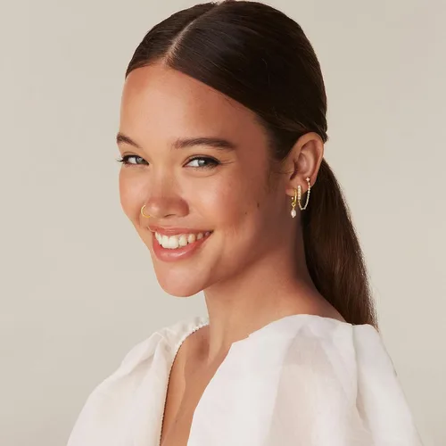 Vista 4 de PAVOI Aretes de cadena de oro de 14 quilates para mujer Aretes de aro de doble piercing Aretes de aro de perlas de circonita cúbica para mujer