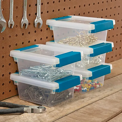 Vista 3 de STERILITE Mini caja de clip con base transparente y tapa con cierres azules para acuario