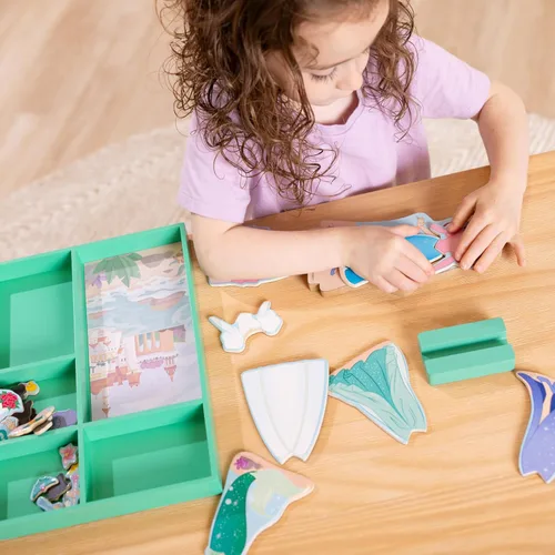 Vista 5 de Melissa & Doug Disney Princess Ariel - Juego de muñeca magnética de madera para disfrazarse (más de 30 piezas)