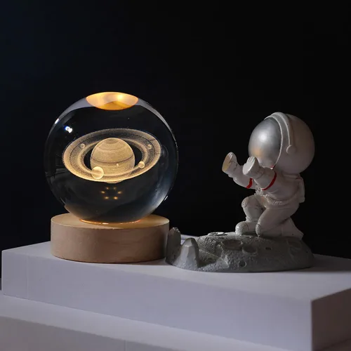 Vista 2 de Luz nocturna LED de bola de cristal, sistema de la Vía Láctea, lámpara de noche de cristal grabada en 3D con base de madera, carga USB para Saturno