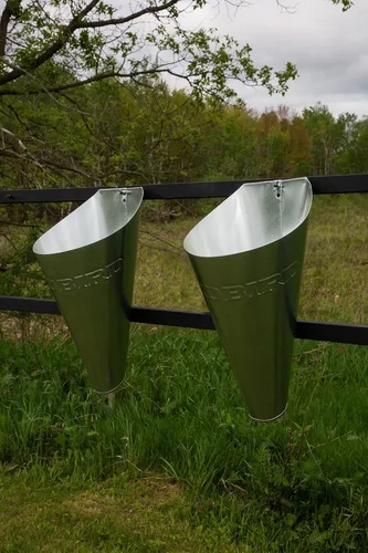 Vista 3 de YARDBIRD 43650 - Conos de retención de aves de corral galvanizados medianos (2 unidades)