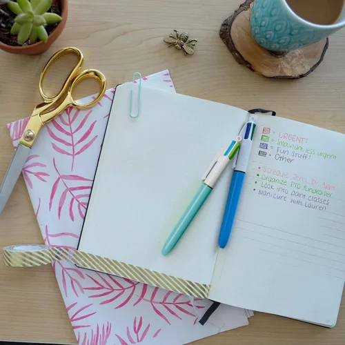 Vista 4 de BIC Bolígrafo retráctil de 4 colores de moda con punta media de 1.0 mm y tinta surtida, paquete de 2 unidades en multicolor