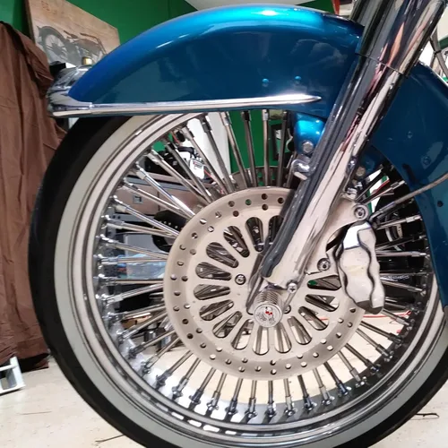 Vista 4 de Juego de 2 tapas de tuerca de eje delantero, tapa de tuerca delantera CNC de aluminio, estilo calavera compatible con Harley Sportster Softail