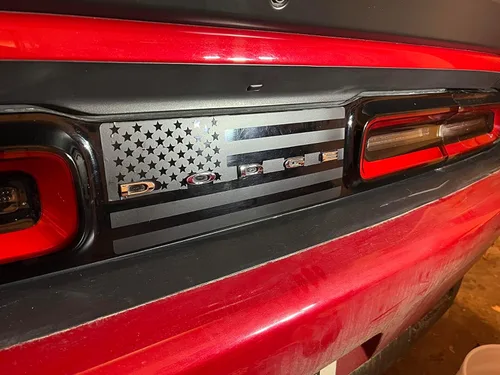Vista 2 de Xinghe Divisor central de luz trasera para Dodge Challenger 2015-2023, calcomanías de bandera estadounidense para luz trasera, accesorios exteriores