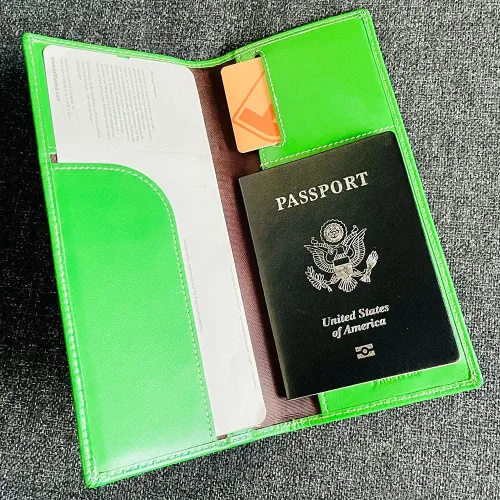 Vista 3 de Pacer Go Cartera de viaje larga delgada con bloqueo RFID de cuero genuino, Verde, Minimalista