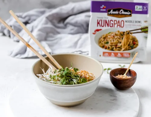 Vista 4 de Tazón de fideos Annie Chun's sabor Kung Pao Vegano, estable, 8.5 oz (paquete de 6), comida preparada para microondas de estilo chino
