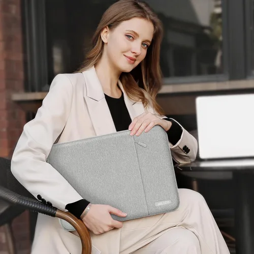 Vista 210 de MOSISO Funda vertical de poliéster con bolsillo para laptop de 13 pulgadas, para computadora MacBook Air M4, M3, M2 y M1 de 2025 a 2018 y Pro M2