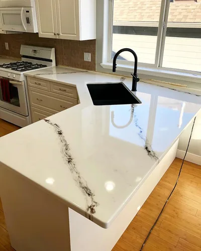 Vista 7 de Stone Coat Countertops Polishing and Cleaning Kit (32Oz) Removes Micro Scratches, Restores Shine, Maintains Epoxy Surfaces after Sanding for Tables