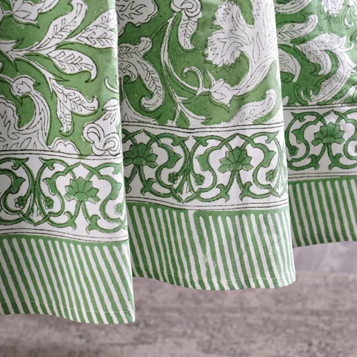 Vista 4 de Ridhi Mantel redondo con estampado de bloques a mano, color verde salvia