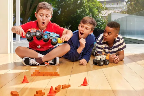 Vista 7 de Smashers Monster Wheels Paquete Misterioso RED Flame [¡Más de 25 Sorpresas de Monster Trucks!]