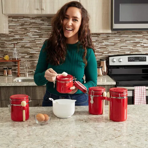 Vista 5 de Juego de tarros para la cocina (set de 4 piezas) rojo, cerámica de alto brillo De Home Basics Decorativo Con cucharas de madera, set