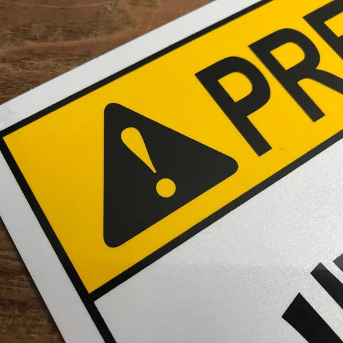 Vista 4 de TRADESAFE Señal de seguridad con chaleco de seguridad de EPI – Chaleco de Precaución Requerido en español, señal de seguridad de aluminio