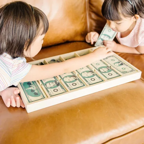 Vista 5 de Melissa & Doug - Juego de dinero educativo con billetes de papel y monedas de plástico (50 de cada denominación) y cajón de efectivo de madera