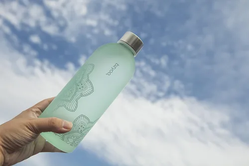 Vista 3 de bzyoo Botella de agua con marcador de tiempo de 32 onzas 1 litro sin BPA plástico duradero esmerilado con correa botella de agua reutilizable