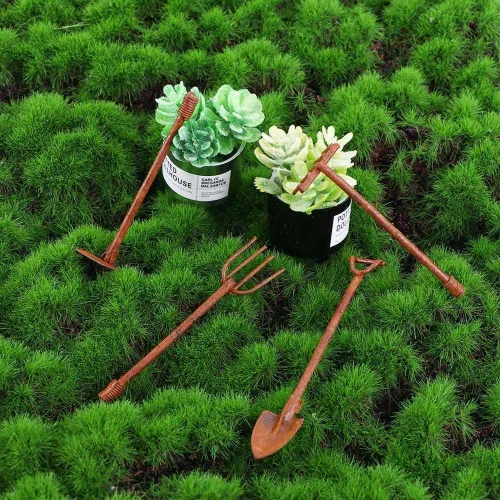Vista 4 de Juego de 4 herramientas de jardín en miniatura para casa de muñecas 1:12, mini azada oxidada y horca de hadas, accesorios de jardín, adornos