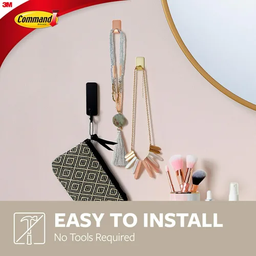 Vista 4 de Command Ganchos metálicos pequeños de color latón, 4 ganchos y 5 tiras, gancho de pared sin daños con tiras adhesivas, sin herramientas, ideal