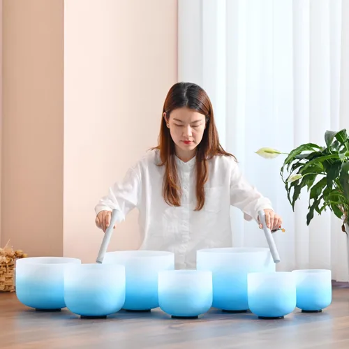 Vista 3 de CVNC 432Hz Juego de 7 cuencos de canto de cuarzo esmerilado azul celeste con diseño de gradiente Aria, para chakras, con bolsas de transporte