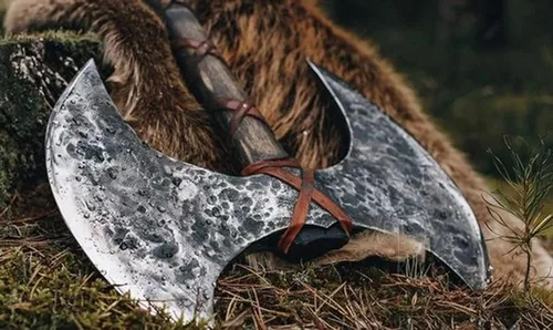 Vista 2 de Hacha barbuda vikinga de acero al carbono de doble cabeza con mango de madera - Hacha de estilo escandinavo, hacha nórdica, seax