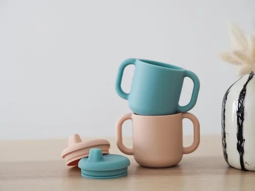 Vista 8 de BEABA Vaso de entrenamiento de silicona, suave e irrompible para bebé, tapa a prueba de fugas, asas anchas ergonómicas, 5.5 onzas (lluvia)