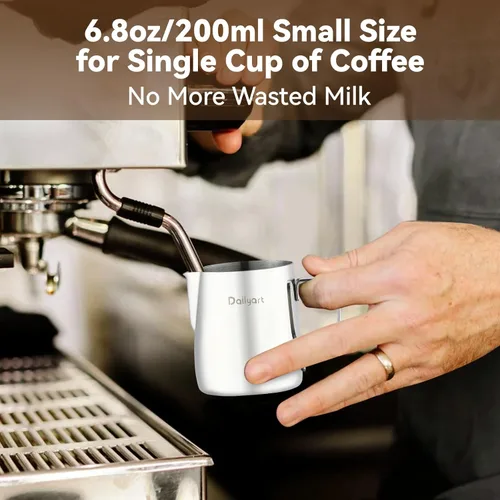 Vista 2 de Dailyart - Jarra espumadora de leche de 6.8 oz6.8 fl oz, acero inoxidable 304, con escala interna, accesorios de espresso, jarras espumadoras