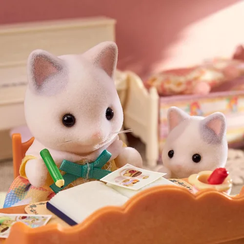 Vista 6 de Calico Critters - Familia de gatos Latte - Set de 4 figuras coleccionables para edades 3+