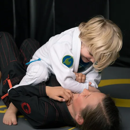 Vista 6 de Gold BJJ Jiu Jitsu Gi para niños, estilo Aeroweave y uniforme ligero