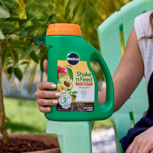 Vista 3 de Miracle-Gro Shake 'N Feed Alimento vegetal de liberación continua para cítricos, aguacate y mango, 4.5 libras