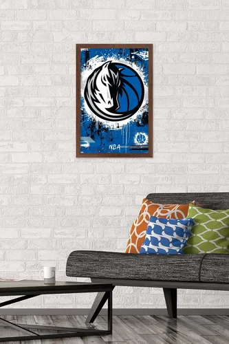 Vista 49 de Trends International NBA Dallas Mavericks - Póster de pared con logotipo Maximalist 23 Versión enmarcada Barnwood