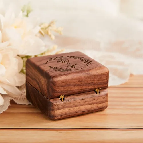 Vista 3 de Roycraft Caja de anillos Mr & Mrs con 2 ranuras para propuesta, boda, ceremonia, compromiso, día de San Valentín, cumpleaños, caja de madera