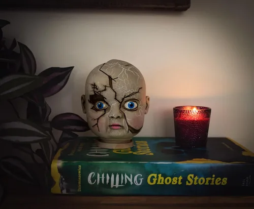 Vista 9 de Nerd Block Baby Eat You Alive - Cabeza de muñeca rota coleccionable