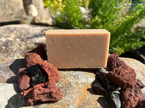 Vista 2 de Jabones naturales hechos a mano de lujo, barras orgánicas y veganas de 5 onzas (sangre de dragón)