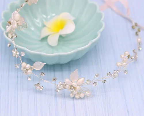 Vista 4 de Oriamour Diadema de cristal nupcial con perlas de agua dulce, diseño de flores, accesorios para el cabello de boda (plata)