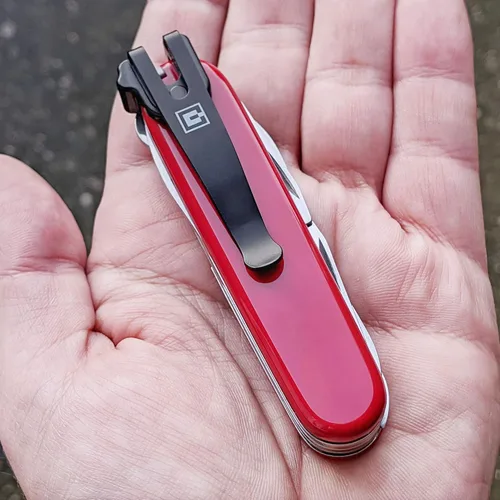 Vista 2 de Clip de bolsillo SwissQlip Deep Carry compatible con modelos de cuchillos Victorinox Swiss Army de 91 mm (Negro)