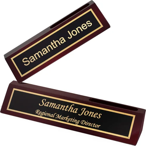 Vista 4 de Providence Engraving Placa de nombre de escritorio de madera personalizada para oficina con acabado de piano grabado con láser personalizado en Negro