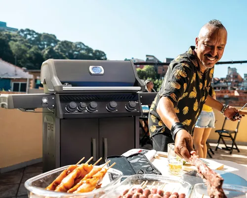 Vista 4 de Napoleon Rogue 525 Parrilla de Gas Natural, Negra, Rejillas de Acero Inoxidable, Barbacoa Resistente de 4 Mecheros