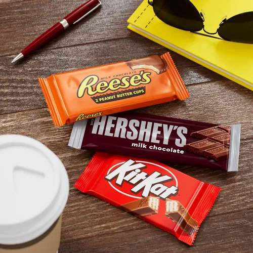Vista 6 de HERSHEY'S, KIT KAT and REESE'S - Caja variada de dulces de chocolate con leche, 27.3 onzas (18 unidades)