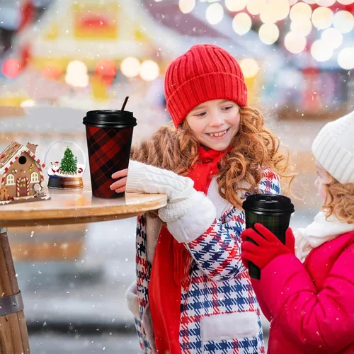Vista 5 de Uiifan 50 tazas de café desechables de Navidad de 16 onzas, vasos de papel a cuadros, tazas de Navidad con tapas para Navidad, Año Nuevo