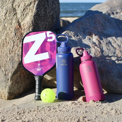 Vista 4 de Takeya Pickleball - Botella de agua aislada de acero inoxidable con tapa y asa de transporte, 32 onzas, Backspin Pink