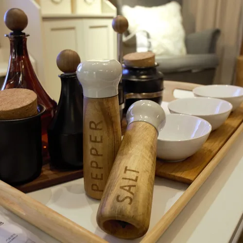 Vista 6 de Tessie & Jessie Juego de molinillo de sal y pimienta de madera, madera de acacia premium, elegante molinillo de sal y pimienta recargable de 8