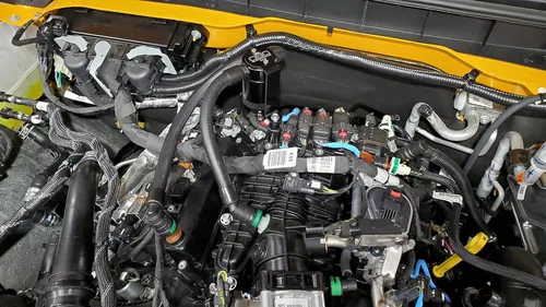 Vista 2 de J&L Separador de Aceite 3.0 3073P Compatible con Bronco 2.7L EcoBoost 2021-2025 (Negro)