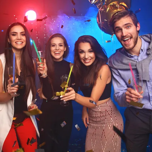 Vista 3 de Lallisa 100 popotes de Halloween que brillan en la oscuridad, pajitas de neón iluminadas de 8 pulgadas, popotes de plástico reutilizables multicolor