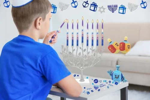 Vista 5 de Velas de Hanukkah sin goteo azules y rosas multisalpicaduras, decoradas a mano cónicas prémium (paquete de 10)