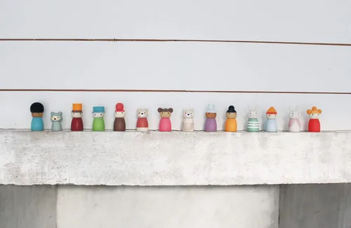 Vista 13 de Tender Leaf Toys - Bear Tales - Juego de muñecas complementarias de casa de muñecas de madera, figuras de 3 piezas de familia de osos para niños