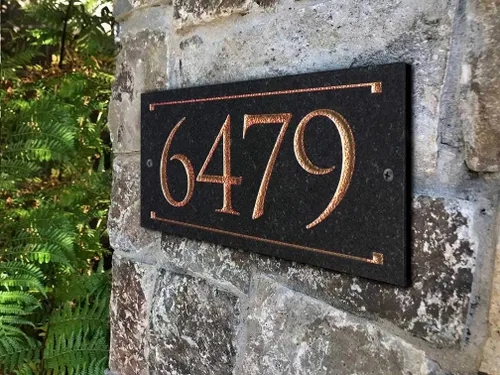Vista 4 de Placa de dirección de piedra con números grabados. Letrero de dirección hecho de piedra sólida y real.
