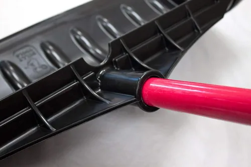 Vista 7 de Bully Tools Empujador de nieve de polietileno, pala de nieve resistente con mango de fibra de vidrio y agarre en forma de D, arado ancho